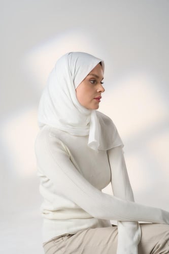 طرحة جاهزة مع مطاط قصير من اليمين