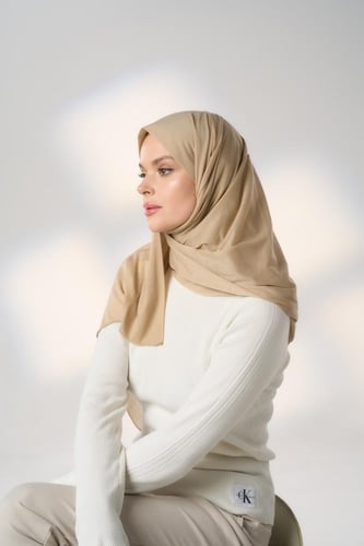 طرحة جاهزة مع مطاط - قصير جهة اليسار-بيج