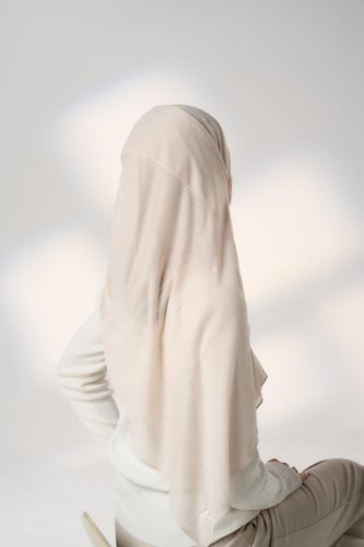 طرحة جاهزة مع مطاط - قصير جهة اليسار-بيج