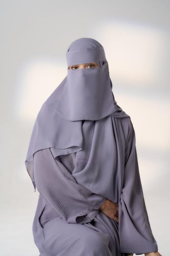 نقاب مع طرحة رمادي