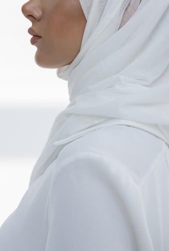 حجاب مع فتحة عند الاذن عادي- ابيض