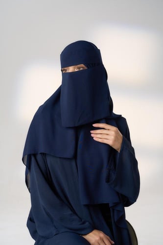 نقاب مع طرحة كحلي