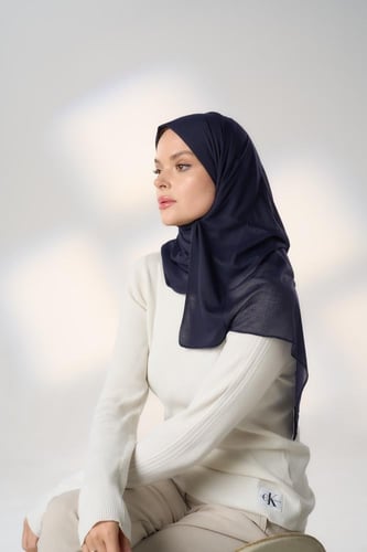 طرحة جاهزة مع مطاط- قصير جهة اليمين - كحلي