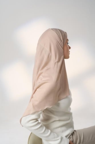 طرحة جاهزة مع مطاط - قصير جهة اليسار-بيج