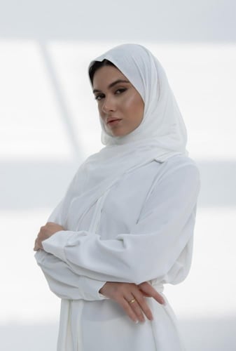 حجاب مع فتحة عند الاذن عادي- ابيض