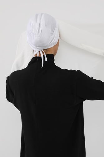 حجاب شيفون بمغناطيس وقبعة جانبي-اوف وايت