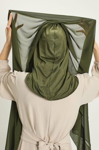 طرحة شيفون مع قبعة كاملة مشبوكة