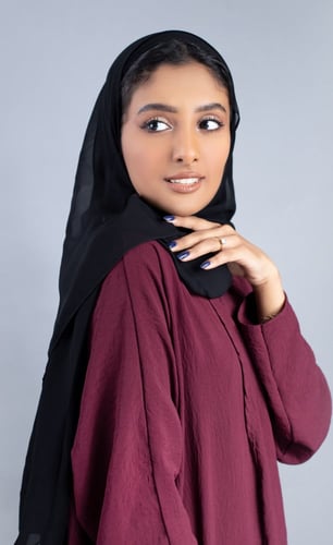 طرحة شيفون مع قبعة مشبوكة - اسود