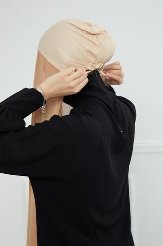 طرحة شيفون مع قبعة مشبوكة