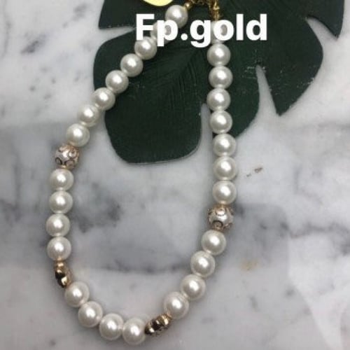 بروش اسم مع فراشه مع تعليقه لهايه لولو مع ورد بدون...