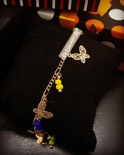 أسورة يد نسائية مزركشة بالفراشات والخرز الملون مطل...