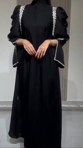عباية كلوش بكسرات في الكم مع كريستال على شكل ورق