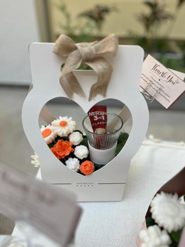 باقاة ورد مع كوب بالاسم وقهوه