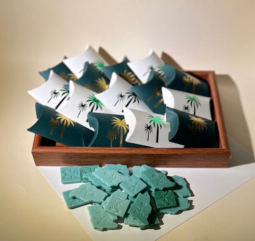 فواحة عطريه بشكل خريطه لليوم الوطني