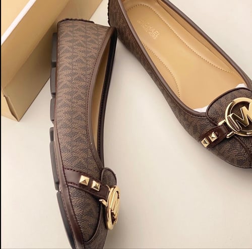 جزمة من مايكل كورس