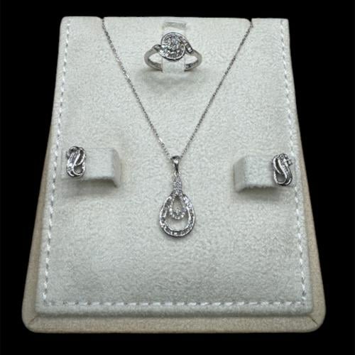 طقم ذهب عيار ١٨ مطعم بالألماس