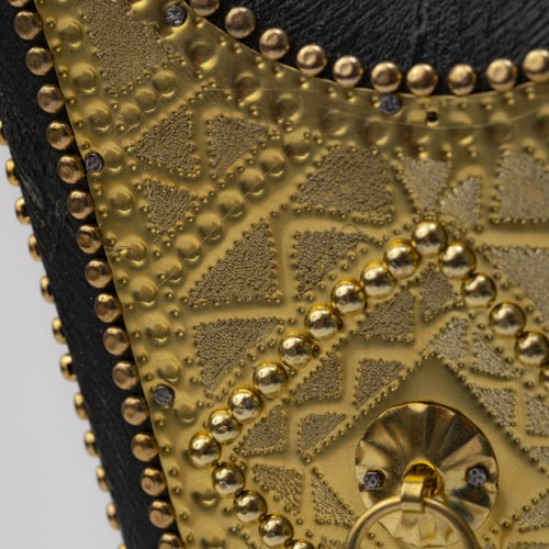 ملكي أسود و ذهبي