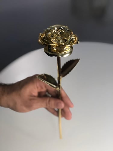 ورد مطلي بالذهب .