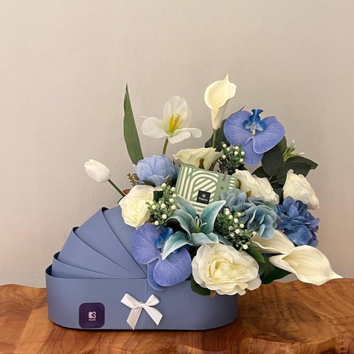 مهد أطفال مع الورد