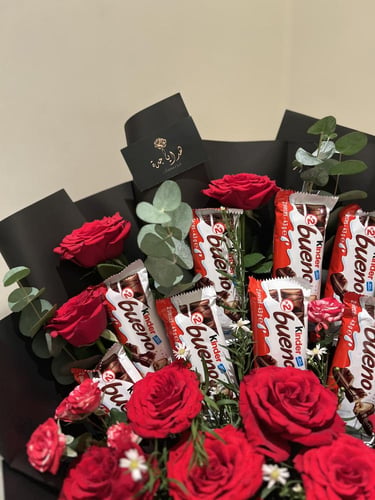 باقة ورد مع شوكولاته كيندر