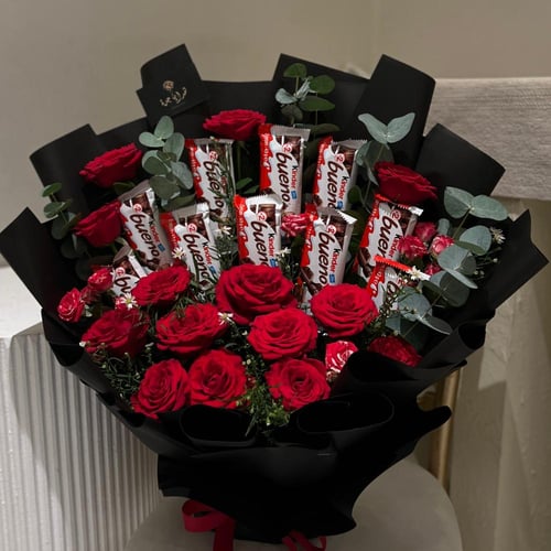 باقة ورد مع شوكولاته كيندر