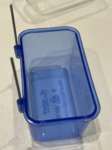 معلف بخطافات حديد 8 سم شفاف / أزرق