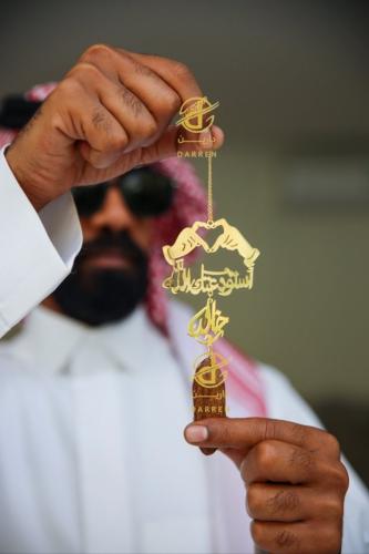 تعليقة كسرة العود بشكل قلب بيدين ترند