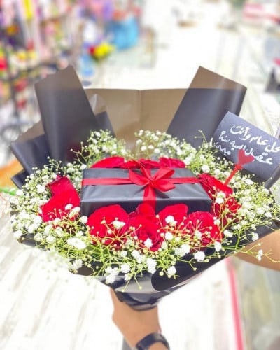 تغليف هدايا باقة ورد أنيقة حسب الطلب