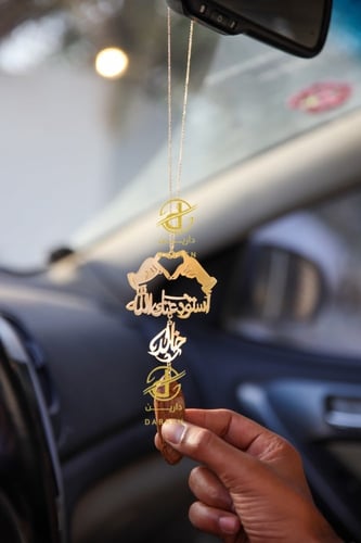 تعليقة كسرة العود بشكل قلب بيدين ترند