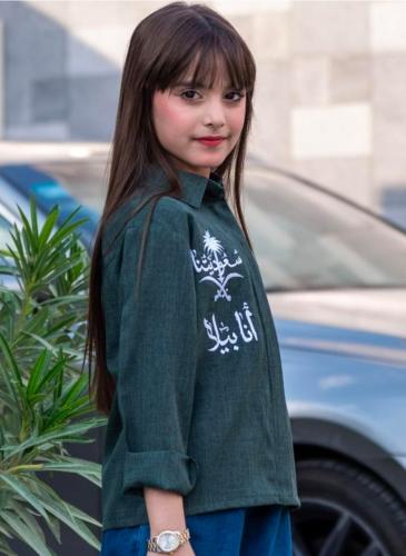 قميص بتطريز شعار سيفين ونخلة
