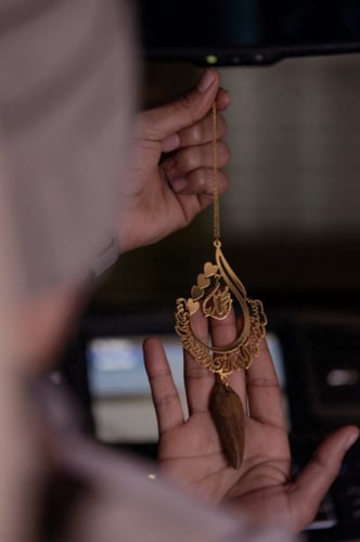 تعليقة بشكل قطرة يدويه مع كسرة العود