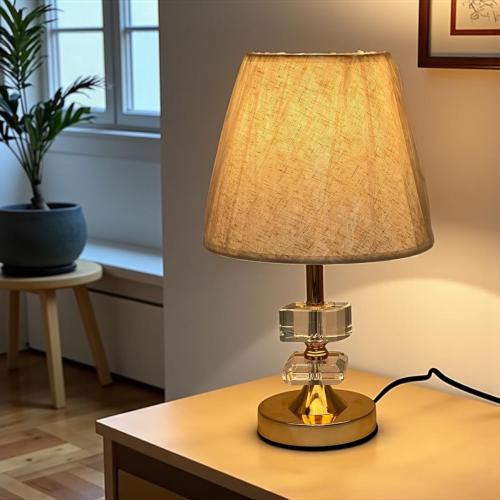 ابجورة طاولة فاخر بقاعدة ذهبية وكريستال