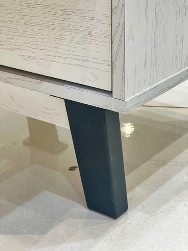 طاولة جانبية بدُرجين بتصميم خشبي مودرن