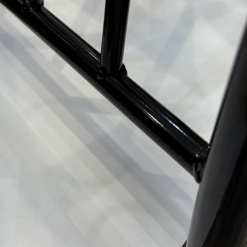 طاولة طعام عصرية بـ4 كراسي – تصميم عملي وأنيق