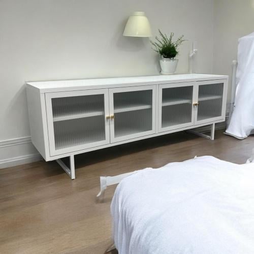 خزانة "استيلو" المعدنية – تصميم عصري بلمسة فاخرة