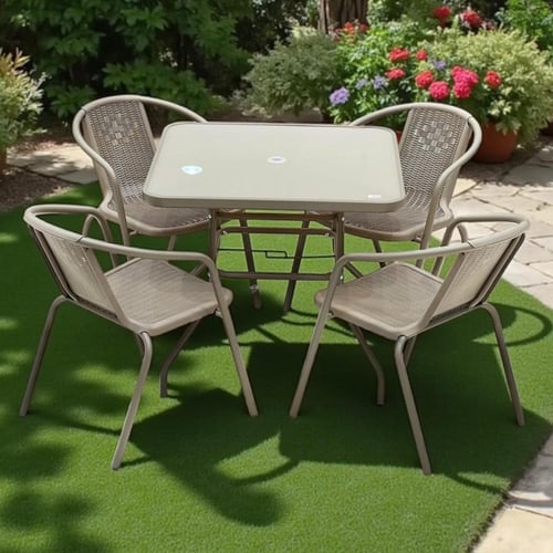 جلسة خارجية بطاولة مربعة تكفي 4 أشخاص