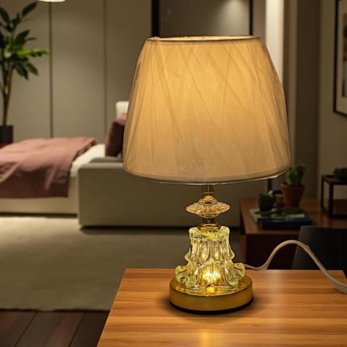 أبجورة طاولة كلاسيكية بقاعدة زجاجية ذهبية