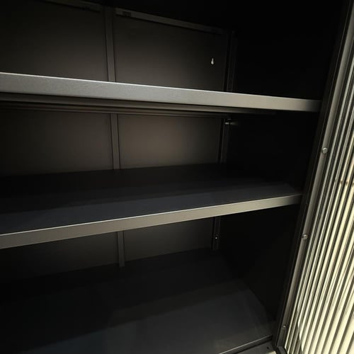 خزانة تخزين حديدية بلونين – متانة وأناقة في كل زاو...