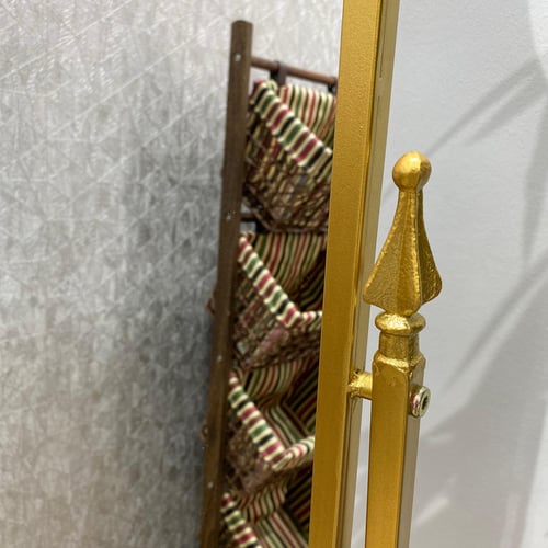 مرايا كلاسيك بإطار معدني ذهبي