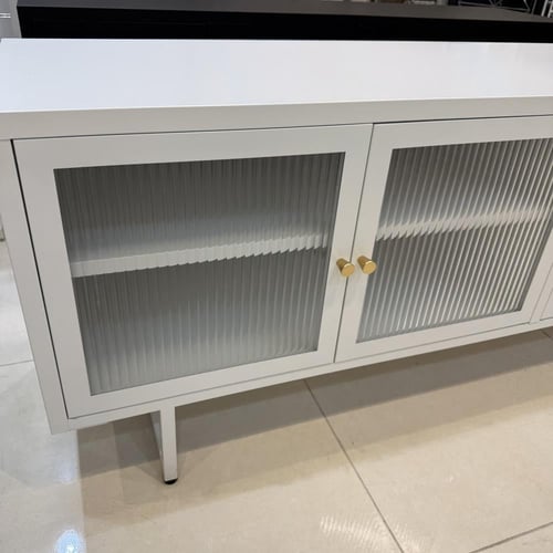 خزانة "استيلو" المعدنية – تصميم عصري بلمسة فاخرة