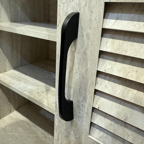 خزانة أحذية ببابين وأرفف داخلية