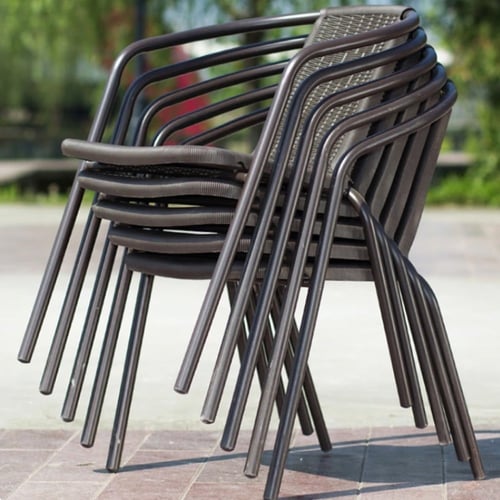 جلسة خارجية بطاولة مربعة تكفي 4 أشخاص