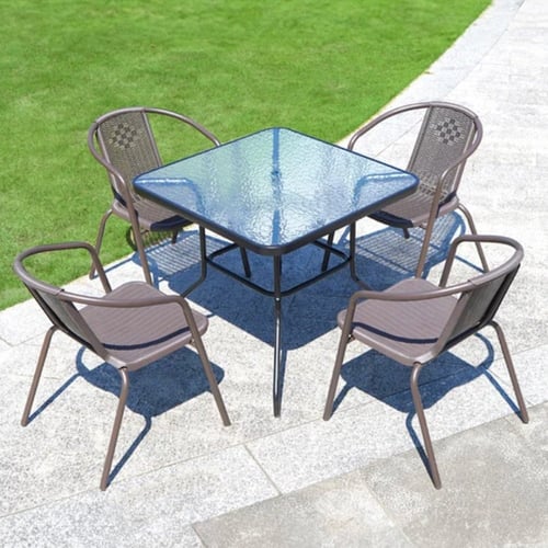 جلسة خارجية بطاولة مربعة تكفي 4 أشخاص