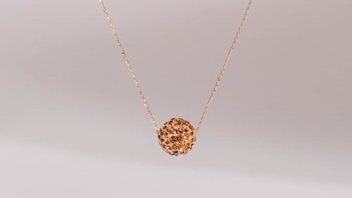 عقد ذهبي عيار 18