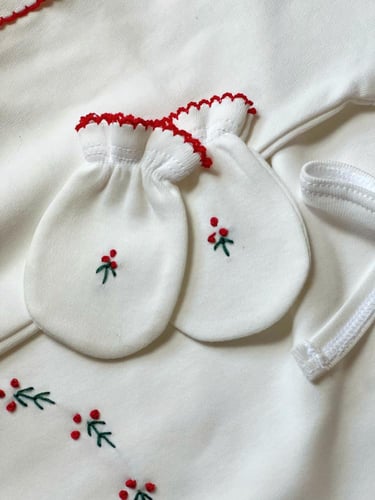 طقم مواليد - تطريز أحمر