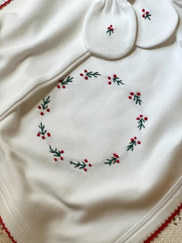 طقم مواليد - تطريز أحمر