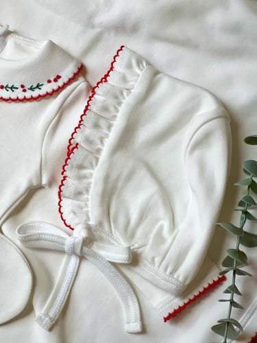 طقم مواليد - تطريز أحمر