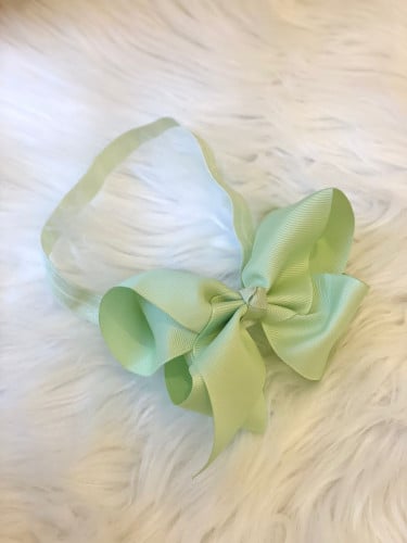 طوق باللون الفستقي