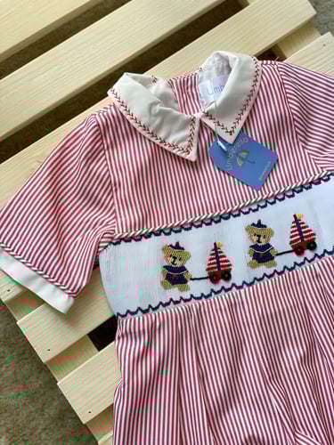 بدلة حمراء بتطريز الدب