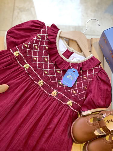 فستان باللون الكرزي